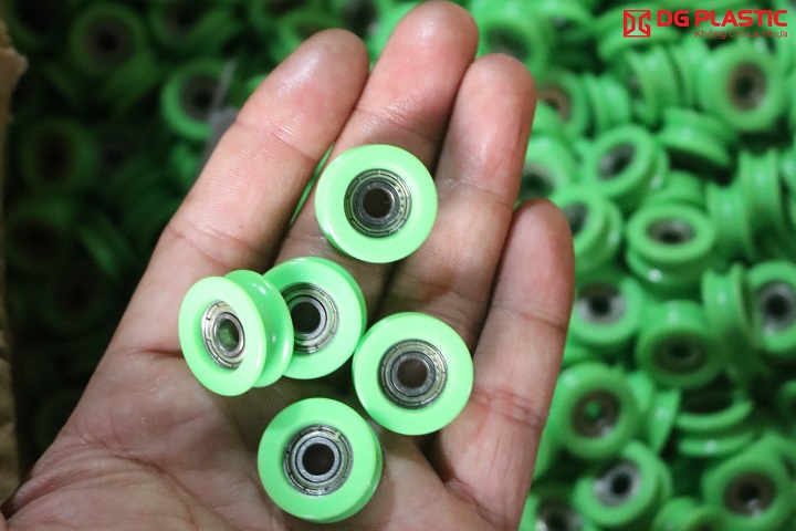 Phụ kiện bánh xe cửa lùa nhựa nguyên sinh tại nhà máy sản xuất Dg Plastic Việt Nam